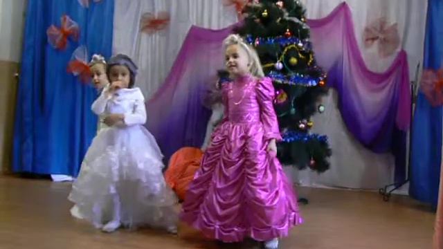 Песня про елочку в исполнении краснокаменских фрейлин:) смотреть онлайн