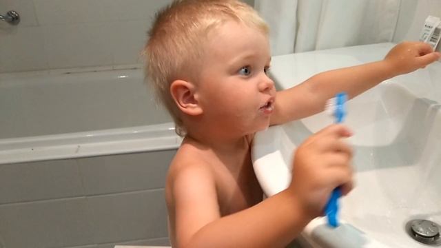 Ребенок сам чистит зубы. Самостоятельный малыш Три года ребенку смотреть онлайн