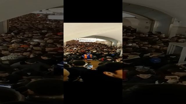 толпа людей на метро проспект мира