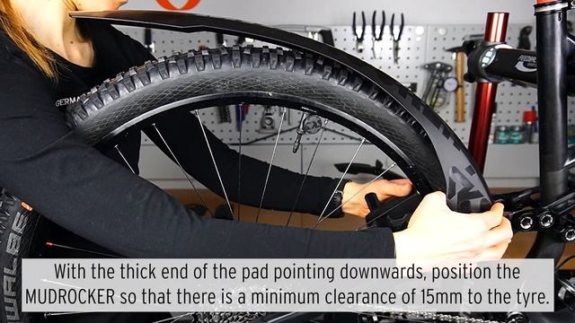 How to mount the MUDROCKER REAR mudguard - Tutorial with Ramona смотреть онлайн