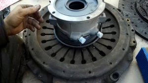 Скания.  Как снять выжимной подшипник? Как установить отжимной подшипник?