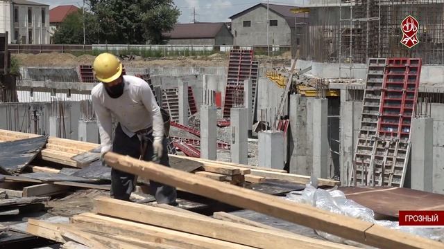 ПРОДОЛЖАЕТСЯ СТРОИТЕЛЬСТВО МНОГОЭТАЖНОГО ДОМА И МЕЧЕТИ НА ПЛОЩАДИ "МИНУТКА" смотреть онлайн