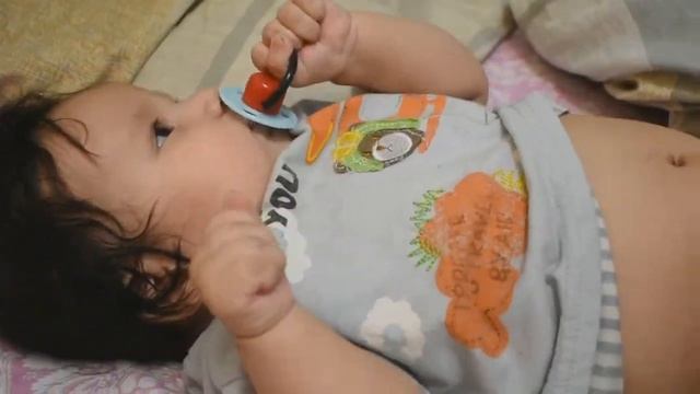 Ребёнку впервые дали соску смотреть онлайн