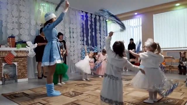 Первый Новогодний утренник в саду с родителями смотреть онлайн