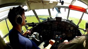 Учебный взлет на самолете Ан-2  из кабины пилота.