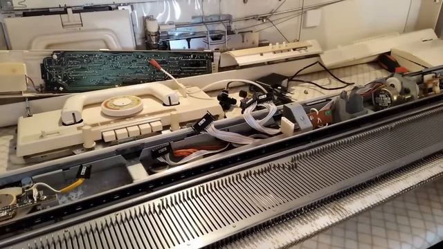 Подключение платы AYAB к вязальной машине Бразер KH-910 (Installing AYAB in Brother) смотреть онлайн