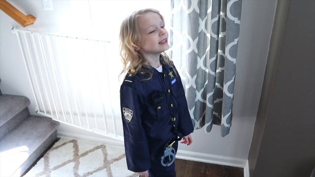 Hiding Underground from Roblox Police! HIDE and Seek Roblox Villains Challenge! смотреть онлайн