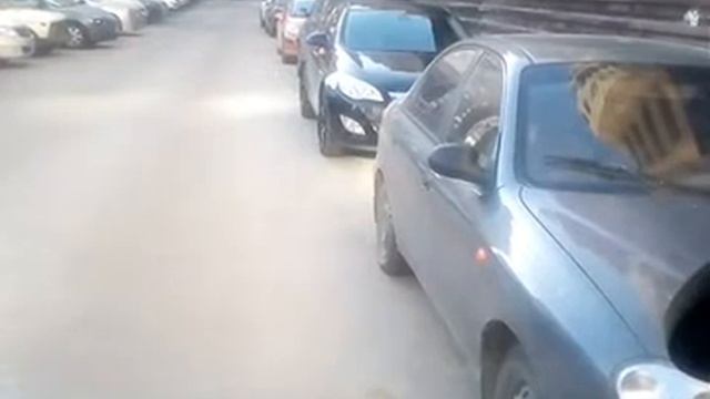 Скорая во дворах. Пока бригада на вызове. смотреть онлайн