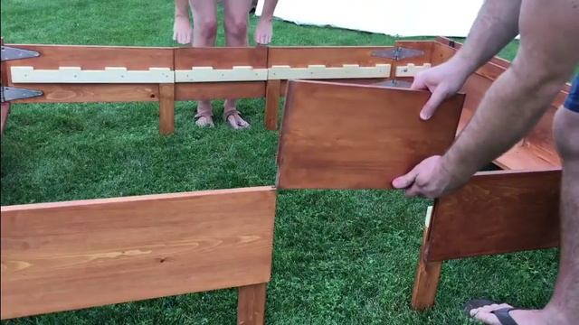 Двуспальная деревянная кровать в маленьком ящичке