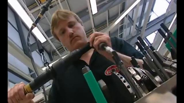 Bugatti Veyron Engine Assembly смотреть онлайн