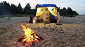 ВМЕСТЕ С СУПРУГОЙ НА ДИКИЙ ПЛЯЖ. РЫБАЛКА С ЛОДКИ. УЖИН НА КОСТРЕ.