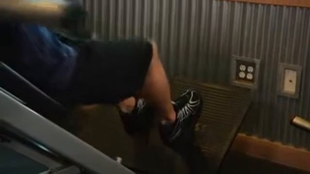 Приседания в тренажере Hack Squat смотреть онлайн