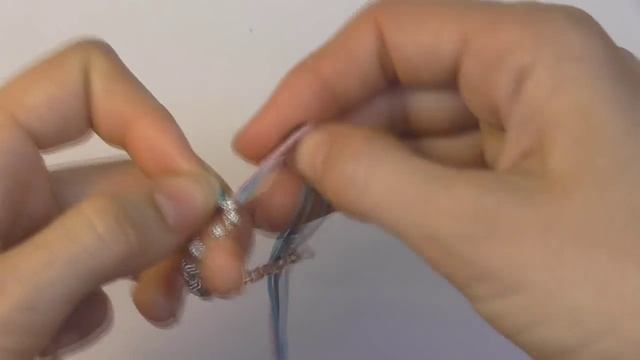 DIY Браслет из нити со стразами. Мастер-класс смотреть онлайн