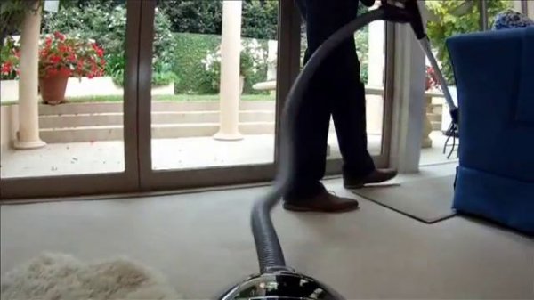 LG Kompressor Follow Me Bagless Vacuum Reviewed by Cyber Shack