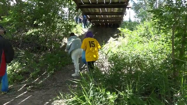В Кузнецке волонтеры убирали мусор с берегов реки Труев. Июнь 2021 год. смотреть онлайн