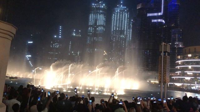 THE DUBAI FOUNTAIN At The Dubai Mall | World's Largest Fountain | Burj Khalifa Fountain смотреть онлайн