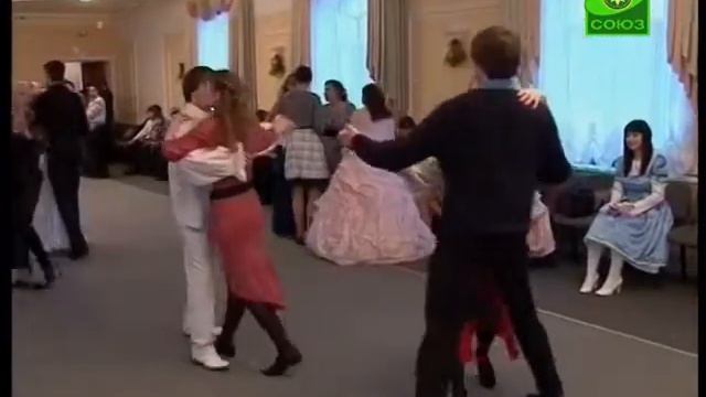 Юноши и девушки Саратова встретил. на балу-фестивале смотреть онлайн