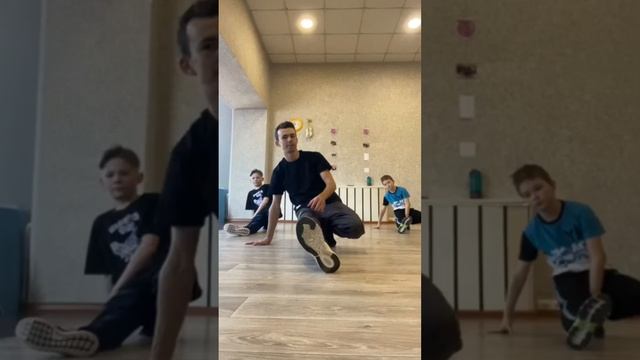 ОБУЧЕНИЕ 10 КРУТЫХ ДВИЖЕНИЙ ИЗ БРЕЙК ДАНСА смотреть онлайн