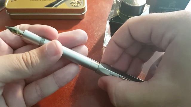 Recensione Kaweco Steel Sport inchiostrata con Jacques Herbin Ambre insouciance parfumé смотреть онлайн
