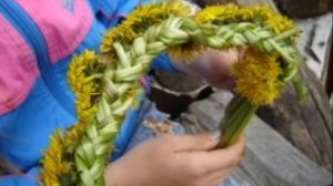 Как сделать венок из одуванчиков или других цветов