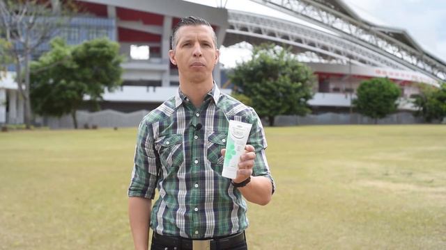 El exjugador Pablo Gabas hidrata su piel después de exponerse al sol смотреть онлайн