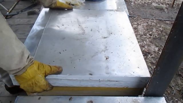 Первые весенние работы на пасеке Спасение слабых семей весной смотреть онлайн