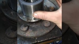 Замена заднего ступичного подшипника в Iveco daily. Replacing the rear wheel bearing Iveco daily.