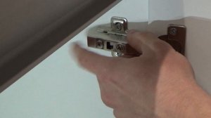Регулировка мебельной петли с доводчиком самостоятельно. Как снять быстросъемную  петлю самому.