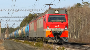 2ЭС10-135 "Гранит" с грузовым поездом следует через бывшую станцию Макарцево