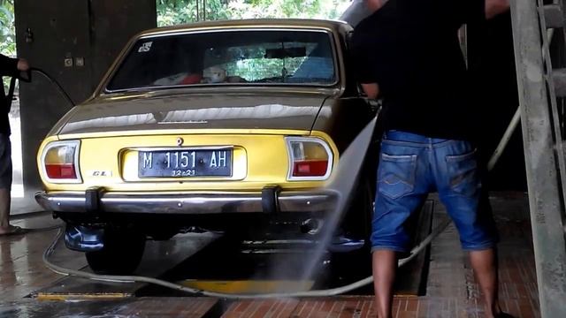 Peugeot 504 Mandi Salju Dulu Biar Kinclong