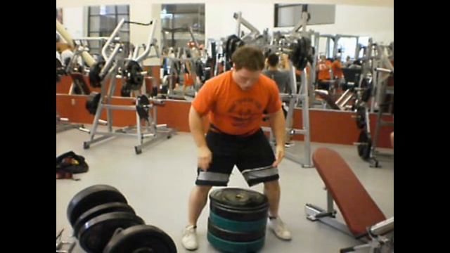 Zack McCarley Stone sim. 320 (in gym), Bench 295x3, FS 320x3 (odds and ends video) смотреть онлайн