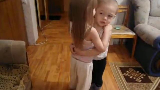 Даня пригласил Лизу на медленный танец/немного кривляемся/тяжело быть джентельменом. смотреть онлайн