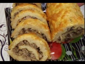 Картофельный рулет с фаршем и грибами.
