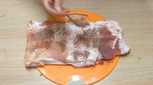 Рулет из тонкого сала с горчицей и овощами.