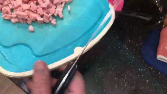 Салат с колбасой и беконом,солеными огурцами и яйцом эпизод №519 смотреть онлайн