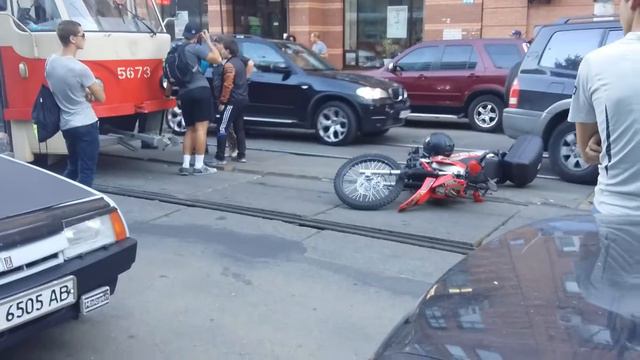 Столкновение трамвая с мотоциклистом (A collision with a tram rider) смотреть онлайн