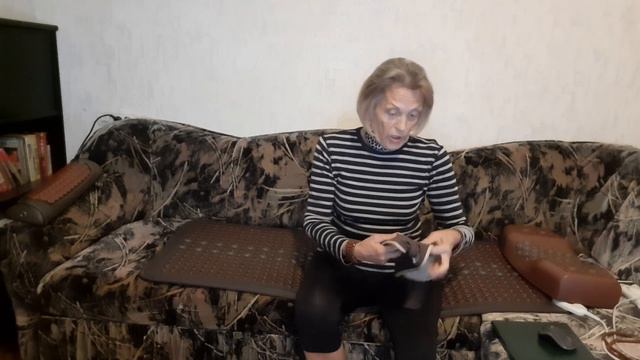 Упражнения на турманиевом мате NUGA BEST, лежа на диване. смотреть онлайн