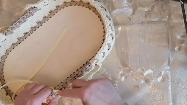 Люлька-переноска для кукол до 35 см на деревянном донышке #длядетей, #длякукол, #вязаниекрючком смотреть онлайн