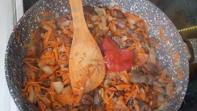Быстрый ужин.Куриные сердечки тушеные с макаронами.#вкуснаяеда #вкусныйужин