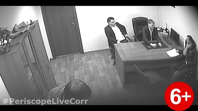 Скрытая камера в автосалоне снимает момент подписания договора