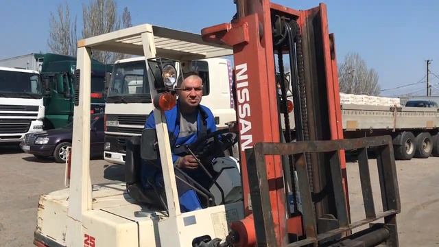 Вилочный бензиновый погрузчик Nissan PH02M25с позиционером вил смотреть онлайн