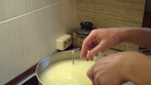Определение готовности сырного зерна. Сжатие в кулаке в комок.