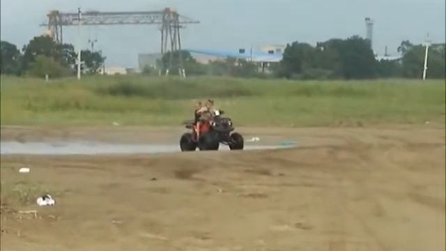 Ребенок на квадроцикле смотреть онлайн