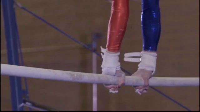 Raising The Bar - Subir el Nivel (Jess Vs Kelly) смотреть онлайн