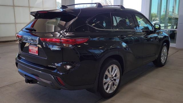 2023 Toyota Highlander HYBRID Limited AWD in Midnight Black Metallic смотреть онлайн