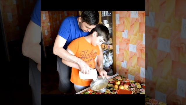 Готовим Шарлотку с папой смотреть онлайн