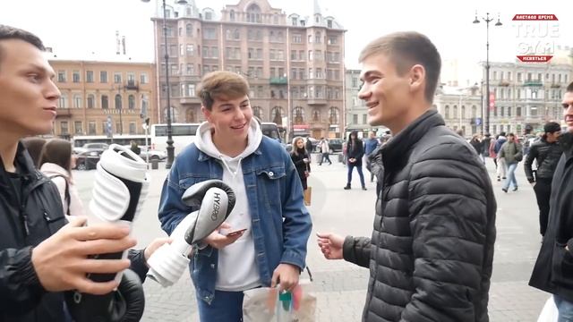 Попробуй попади по боксеру / В поисках уличных вырубателей смотреть онлайн