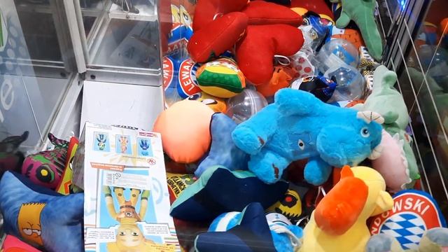 Ловим большие игрушки в автомате "Хватайка"!! смотреть онлайн