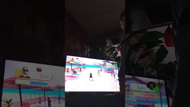 Playing wird tennis game with powerups смотреть онлайн