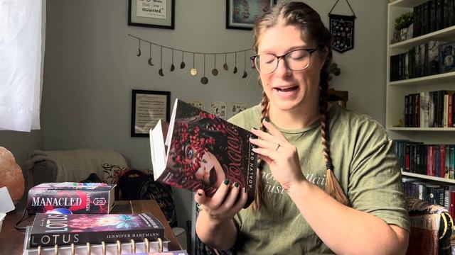 reading 7 books, thriller era, + decorating for fall 🎃🍂 | READING VLOG смотреть онлайн